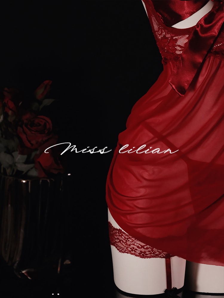 Áo ngủ gợi cảm với nơ ren và nội y voan mỏng