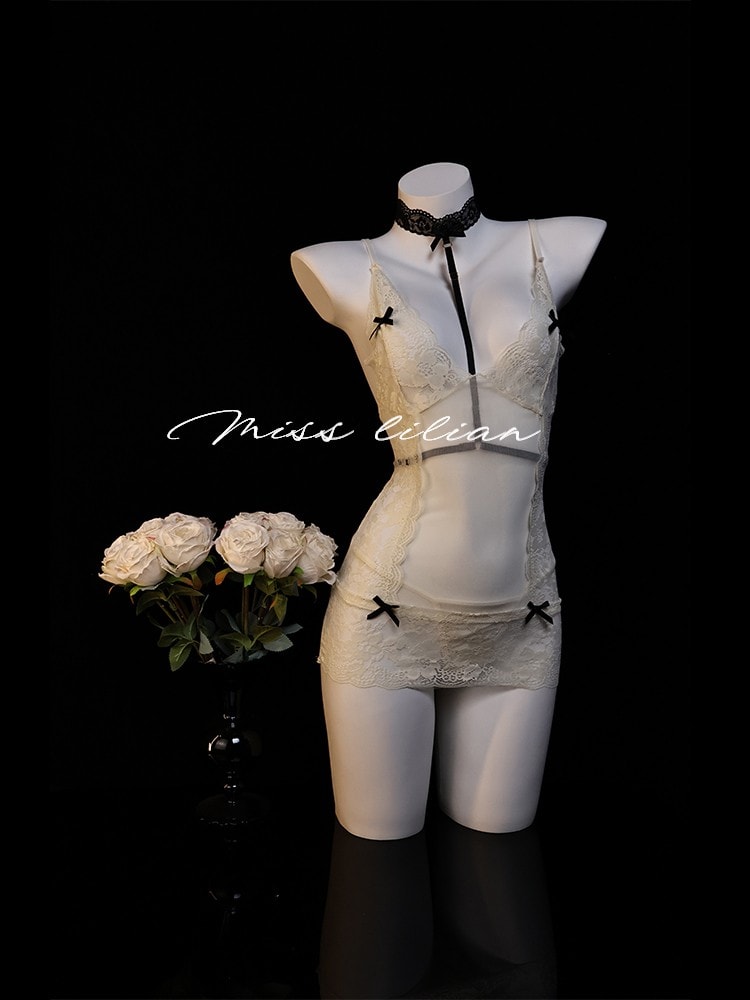 Váy ngủ gợi cảm với nội y xuyên thấu khoét sâu